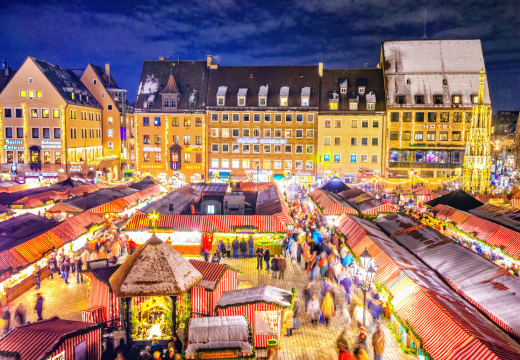 Christkindlesmart Nürnberg and Altmarkt at night.