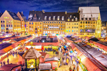 Christkindlesmart Nürnberg and Altmarkt at night.