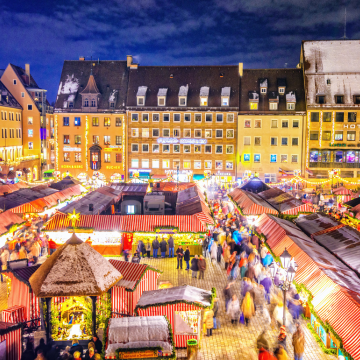 Christkindlesmart Nürnberg and Altmarkt at night.